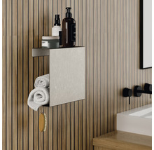 Badkamer met handdoekhouder, handdoeken en verzorgingsproducten