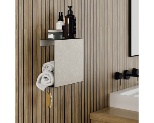 Badkamer met handdoekhouder, handdoeken en verzorgingsproducten