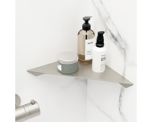 Metalen hoekplank in badkamer met verzorgingsproducten