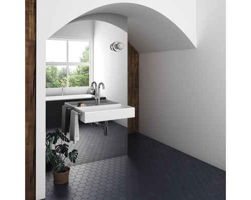 Badkamer met opzetwastafel, kranen, spiegel en zeshoekige tegels