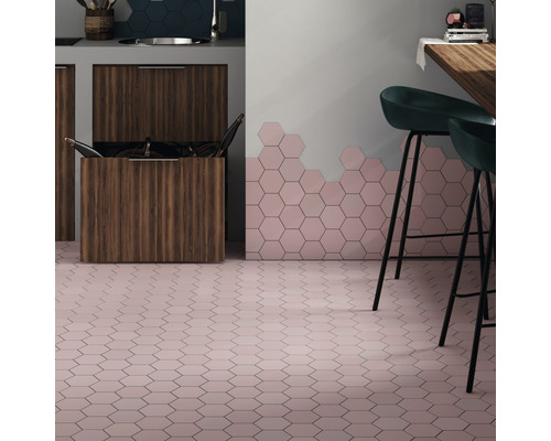 Een moderne keuken met zeshoekige tegels op de vloer en aan de muur.