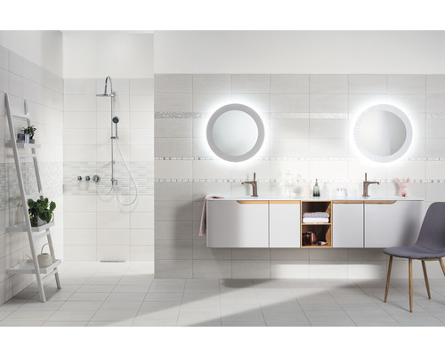 Badkamer met douche, wastafelonderkast en verlichte spiegels