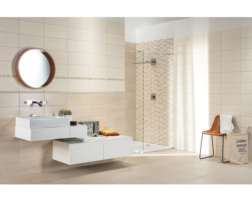 Lichte badkamer met wastafel, spiegel, douche en tegels