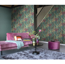Woonkamer met bank, tapijt en behang met patroon