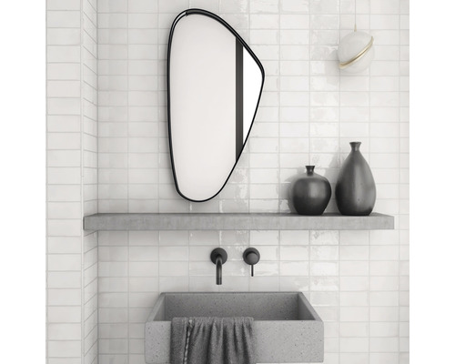 Moderne badkamer met wastafel, spiegel en opbergplank