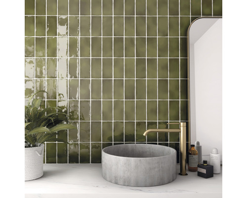 Badkamer met groene tegels, ronde wastafel en kraan