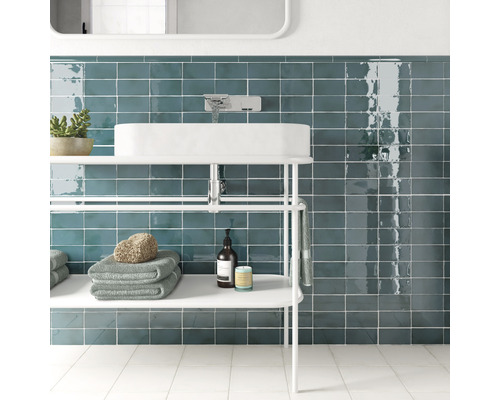 Badkamer met wastafel op rek en wandtegels