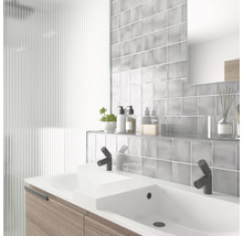 Moderne badkamer met dubbele wastafel, grijze tegels en douchewand