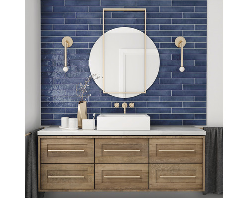 Badkamer met wastafelonderkast, opzetwastafel, spiegel en blauwe wandtegels