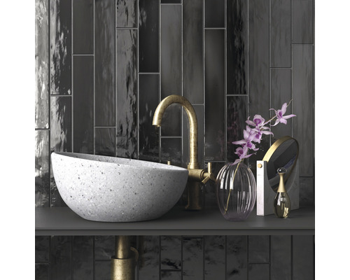 Badkamer wastafel met kraan voor donkere wandtegels