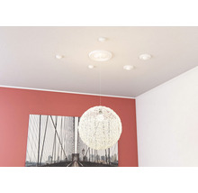 Plafond met sierlijsten, plafondlamp en rozetten