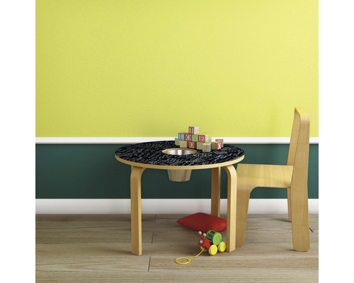 Kinderzitgroep met tafel, stoel en speelgoed in de kinderkamer