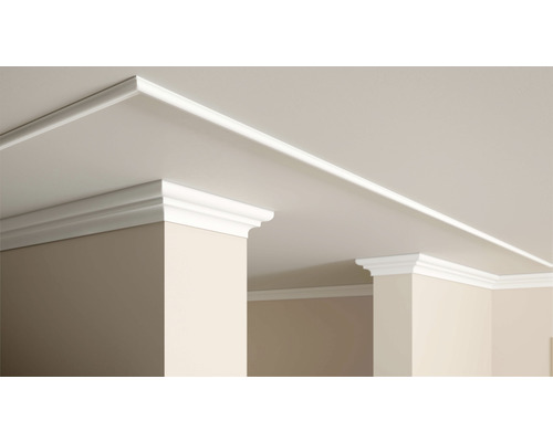 Interieur met decoratieve lijsten bevestigd aan plafond en wanden