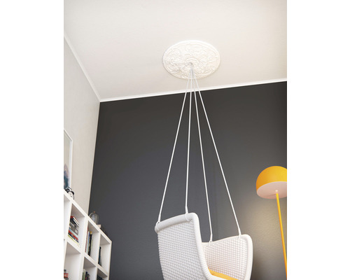 Plafondrozet met hangstoel in een woonkamer.