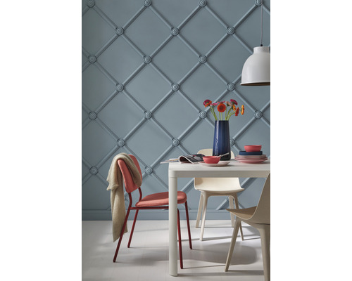 Eetkamer met eettafel, stoelen, bloemenvaas en wandpanelen