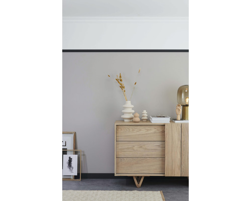 Woonkamer met dressoir, decoratie en lamp.