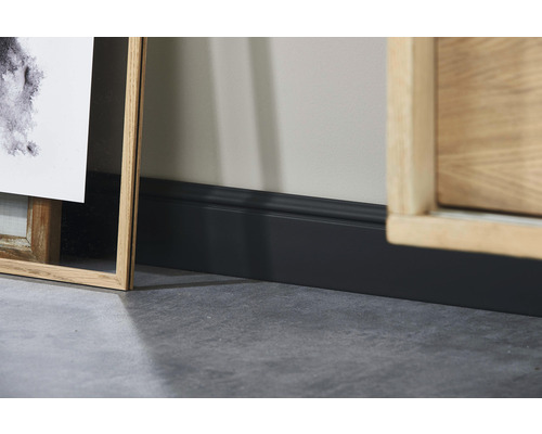 Close-up van een plint aan een muur.