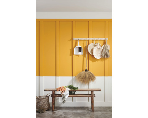 Scene met een houten kruk, bezems die aan de muur hangen en een stoffer en blik