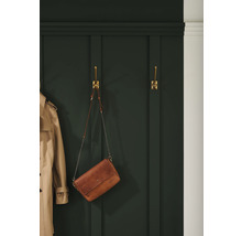 Garderobe met jas en tas aan gouden haken