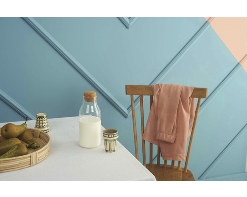 Decoratief stilleven met fruit, melk, glazen en stoel voor een wand met sierlijsten