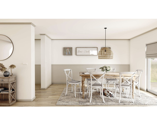 Eetkamer met houten tafel, stoelen, vloerkleed en hanglamp voor een lichte en georganiseerde sfeer.