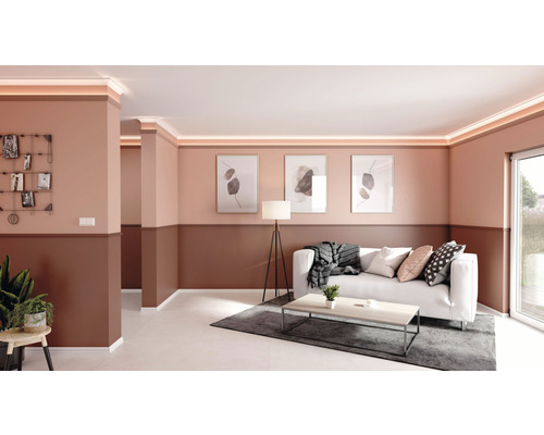 Woonkamer met sierlijsten, ledstrips en moderne meubels