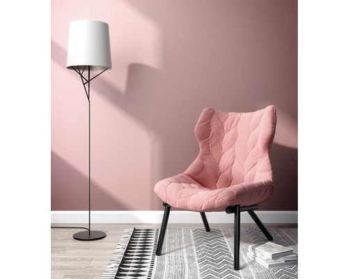 Interieur met staande lamp en fauteuil