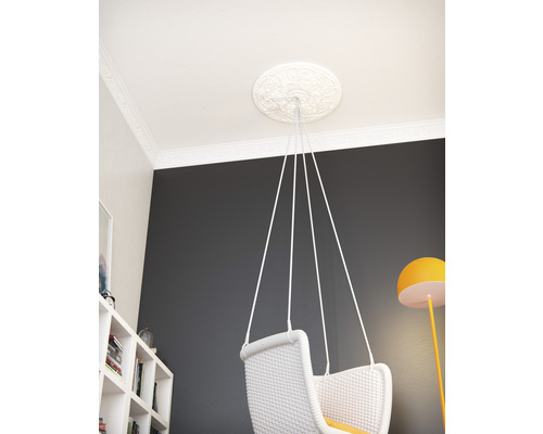 Plafondrozet met hangstoel in een kamer