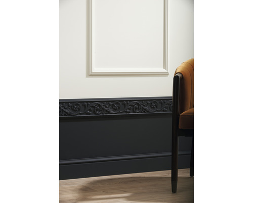 Wandpaneel met sierlijsten en stoel in interieur