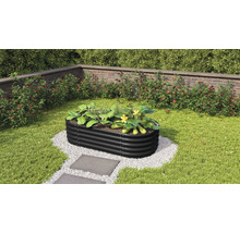 Metalen plantenbak met planten in de tuin