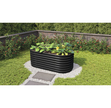 Zwarte metalen verhoogde tuinbak met beplanting in de tuin.