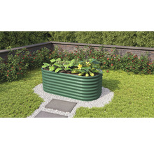 Metalen tuinbed in de tuin beplant met groenten