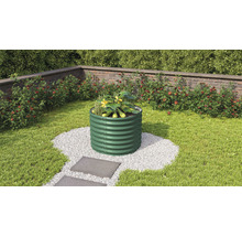 Metalen tuinbak in de tuin met planten