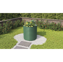 Metalen verhoogde tuinbak met beplanting in de tuin