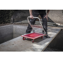 Magna Cart transportwagen met vakman op een bouwplaats