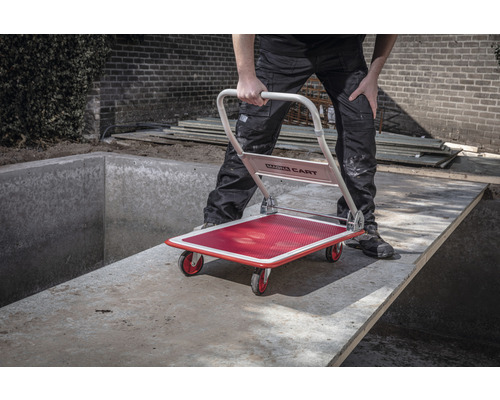 Magna Cart transportwagen met vakman op een bouwplaats