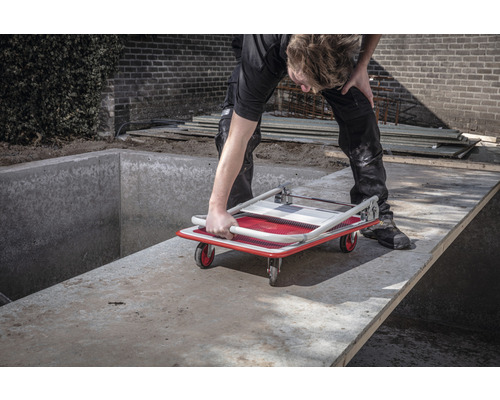 Opgevouwen transportroller op betonnen oppervlak