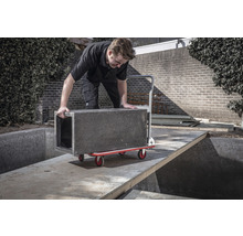 Man vervoert plantenbak met rolbord