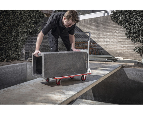 Man vervoert plantenbak met rolbord