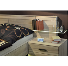 Bed met nachtkastje, boeken, wekker en decoratieve items