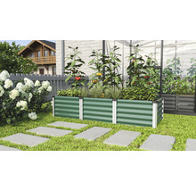 Verhoogde tuinbak met tomatenplanten en kruiden in de tuin