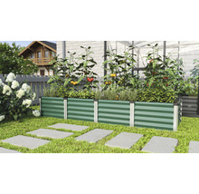 Metalen verhoogde tuinbak met groeiende tomatenplanten in de tuin