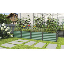 Metalen plantenbak in de tuin met planten en groenten.