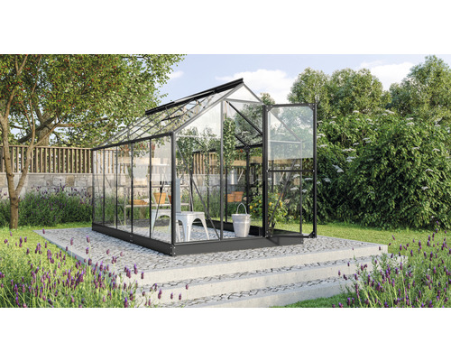 Tuinkas met open deur op een tuintrap