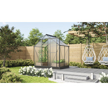 Tuinkas in de tuin met planten en tuindecoratie