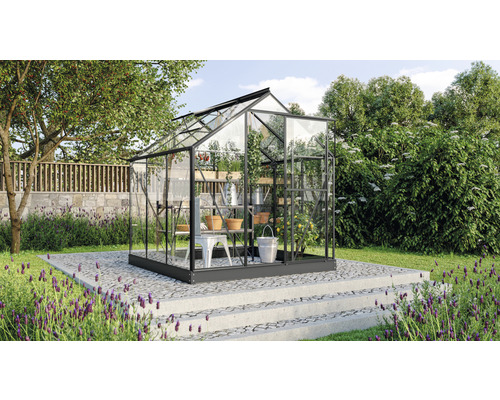 Tuinkas met planten op een tuinterras