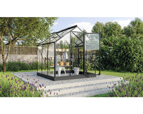 Tuinkas met rekken en open deur in de tuin.