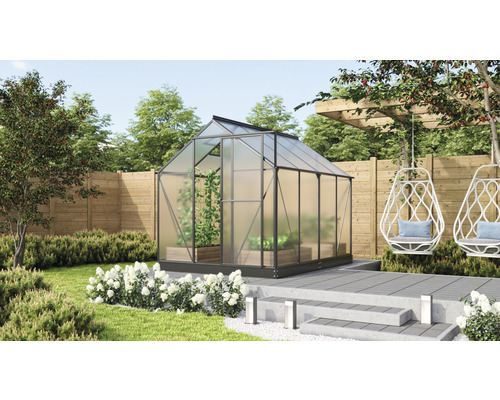 Tuinkas in tuin met beplanting en zitplaatsen