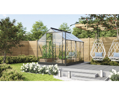 Glazen kas met planten in de tuin