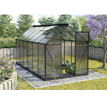 Tuinkas met open deur in een tuin.